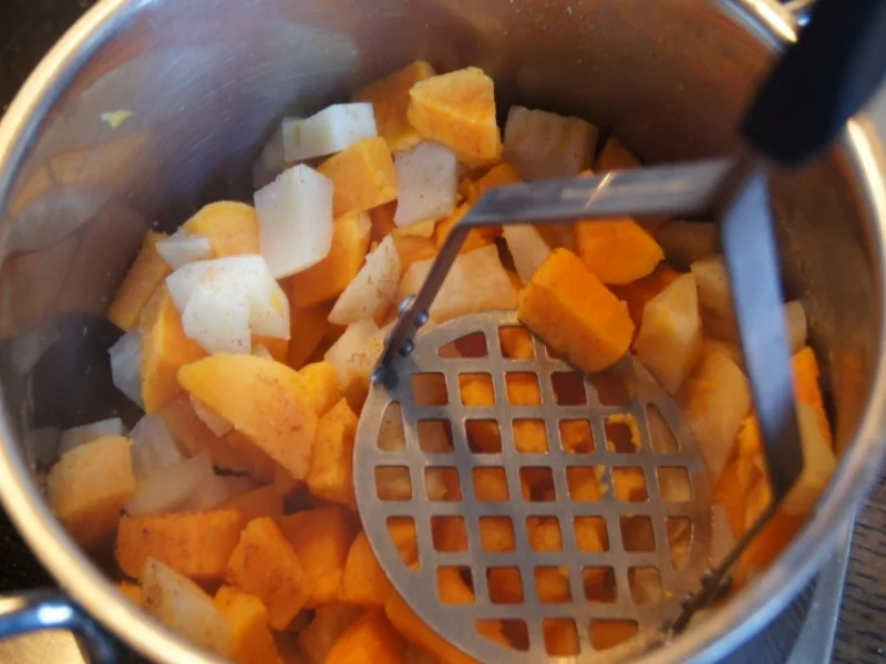 Schweinefilet-Sahne-Gulasch mit Möhrenblüten und Süßkartoffel-Sellerie-Stampf - Rezept - Bild Nr. 1769