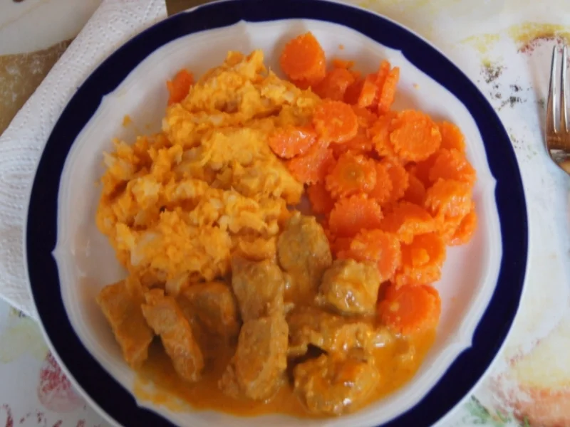 Schweinefilet-Sahne-Gulasch mit Möhrenblüten und Süßkartoffel-Sellerie-Stampf - Rezept - Bild Nr. 1770