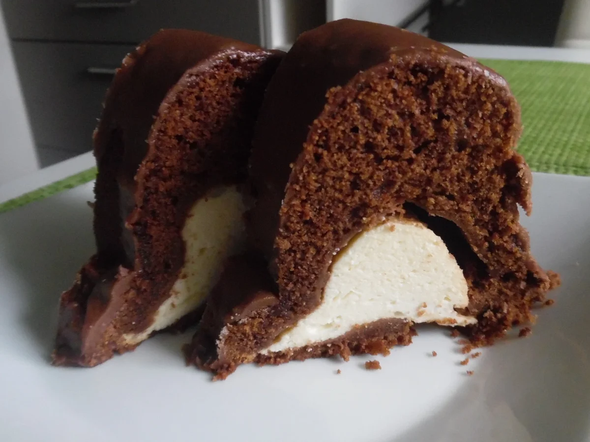 Schokoladen-Savarin mit Cheesecake-Füllung - Rezept - Bild Nr. 1763