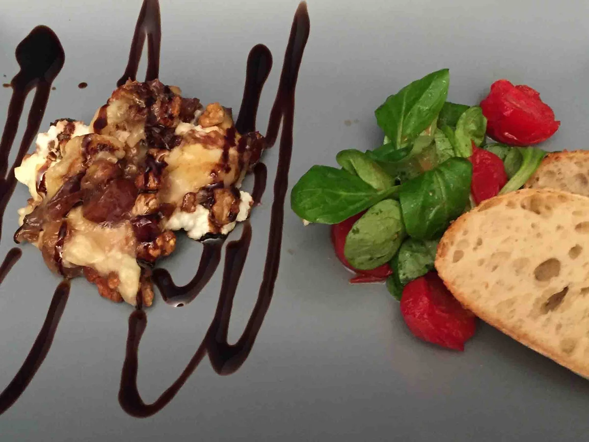 Rezept: Überbackener Ziegenkäse mit Datteln und Walnüssen an Rapunzel-Salat Bild Nr. 1762 Überbackener Ziegenkäse mit Datteln und Walnüssen an Rapunzel-Salat - Rezept - Bild Nr. 1762