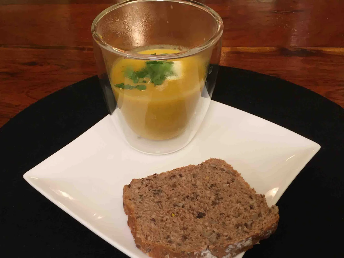 Rezept: Karotten-Erdnuss-Ingwer-Suppe mit Kokosmilch an deftigem Brot Bild Nr. 1763 Karotten-Erdnuss-Ingwer-Suppe mit Kokosmilch an deftigem Brot - Rezept - Bild Nr. 1763