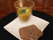 Karotten-Erdnuss-Ingwer-Suppe mit Kokosmilch an deftigem Brot - Rezept - Bild Nr. 1763
