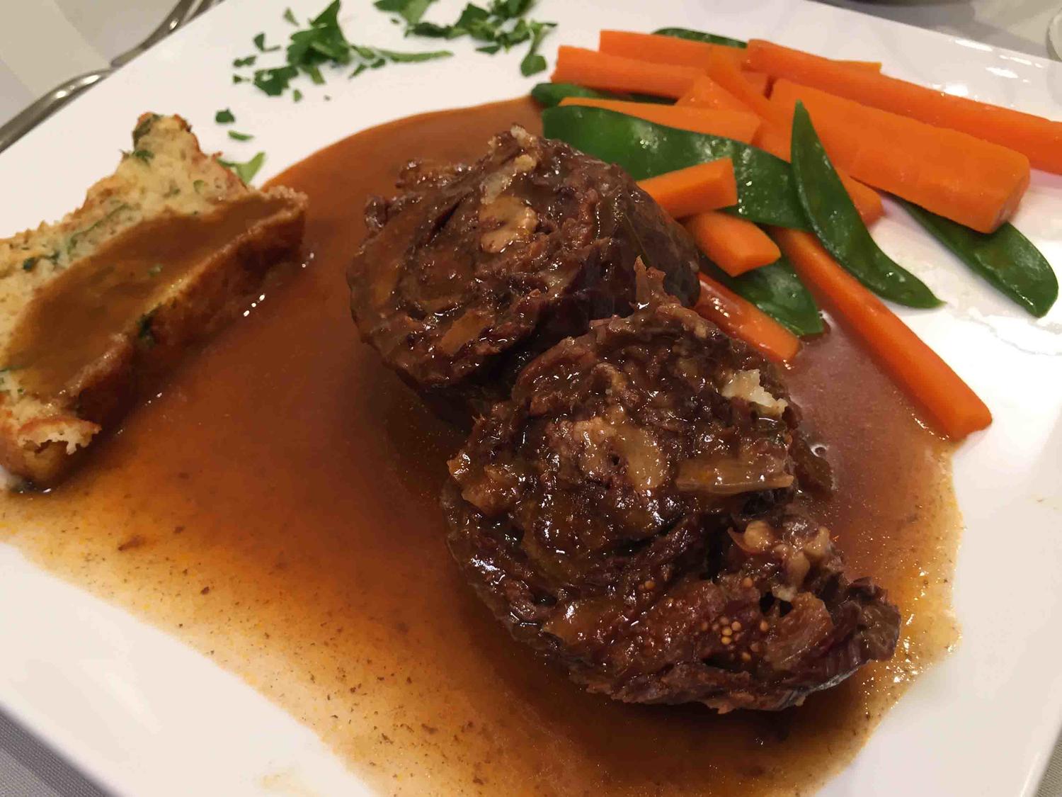 Orientalische Rinderroulade mit Feigen und Walnüssen, dazu Semmelknödel ...