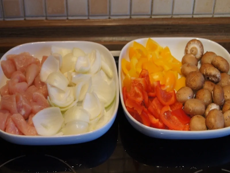 Rezept: Hähnchenfilet-Gemüse-Schaschlik mit Sauce und Curry-Basmatireis Bild Nr. 1767 Hähnchenfilet-Gemüse-Schaschlik mit Sauce und Curry-Basmatireis - Rezept - Bild Nr. 1767