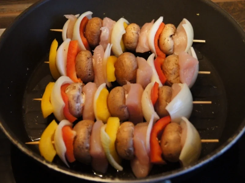 Rezept: Hähnchenfilet-Gemüse-Schaschlik mit Sauce und Curry-Basmatireis Bild Nr. 1768 Hähnchenfilet-Gemüse-Schaschlik mit Sauce und Curry-Basmatireis - Rezept - Bild Nr. 1768