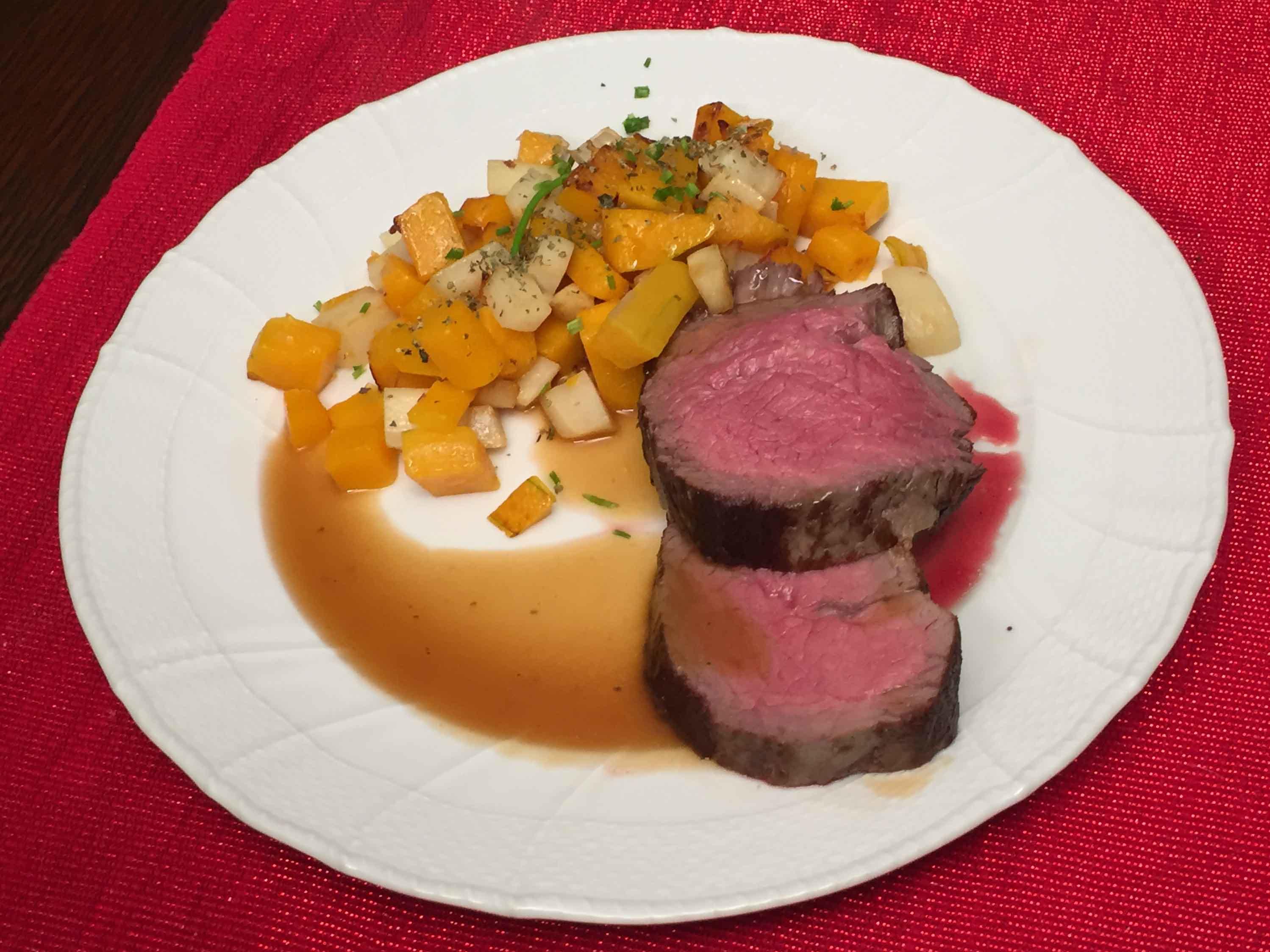 Bilder für Geräuchertes Rinderfilet mit Verjus-Sauce und Butternuss-Petersilienwurzel-Gemüse - Rezept