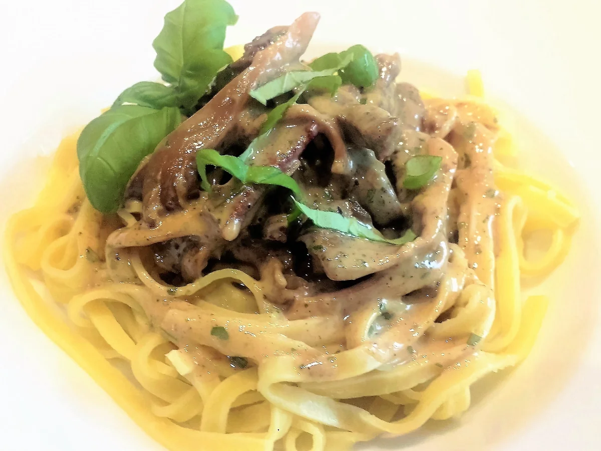 Rinderfiletstreifen mit Austernpilzen und Kräutersauce auf Tagliolini - Rezept - Bild Nr. 1820
