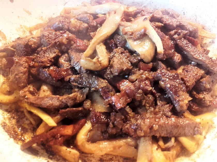 Rinderfiletstreifen mit Austernpilzen und Kräutersauce auf Tagliolini ...