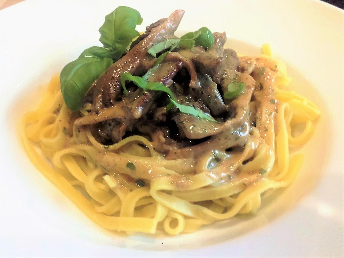 Rinderfiletstreifen mit Austernpilzen und Kräutersauce auf Tagliolini ...