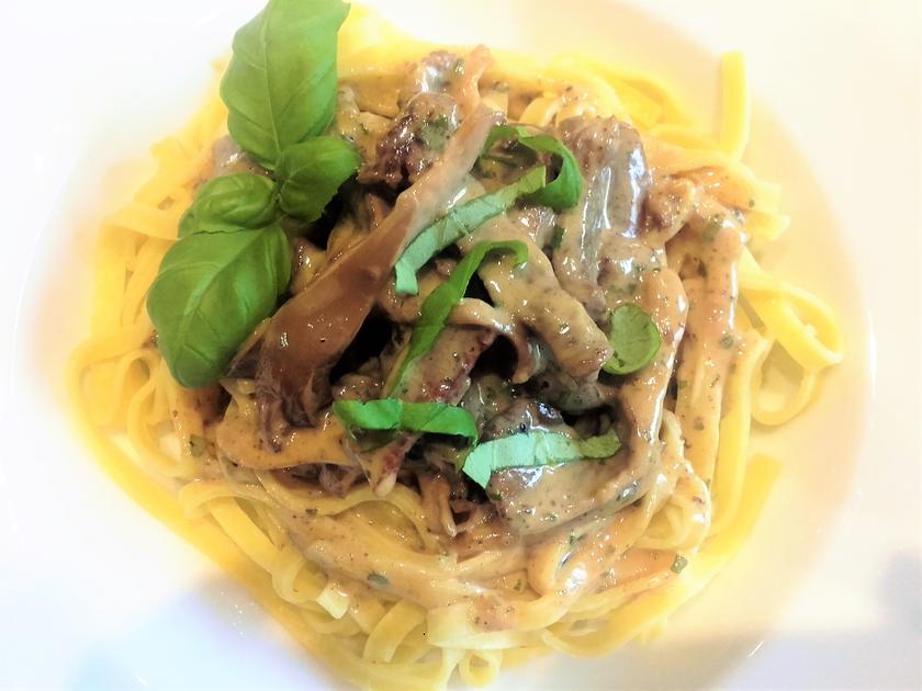 Rinderfiletstreifen mit Austernpilzen und Kräutersauce auf Tagliolini ...