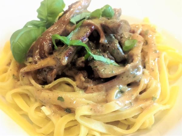 Rinderfiletstreifen mit Austernpilzen und Kräutersauce auf Tagliolini ...