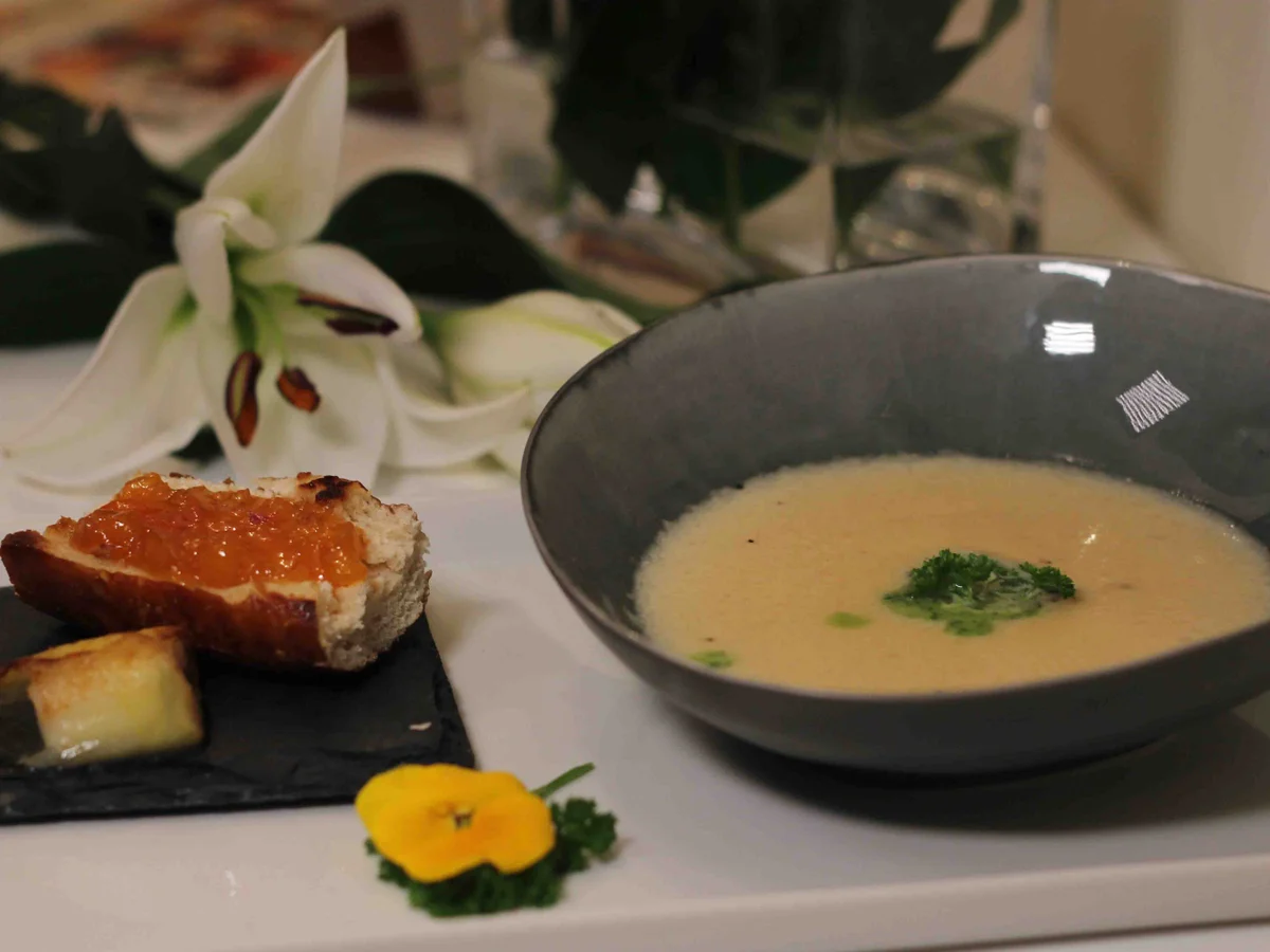 Rezept: Petersilienwurzelsüppchen mit Aprikosen-Laugen-Crostini und knuspriger Jakobsmuschel Bild Nr. 1820 Petersilienwurzelsüppchen mit Aprikosen-Laugen-Crostini und knuspriger Jakobsmuschel - Rezept - Bild Nr. 1820