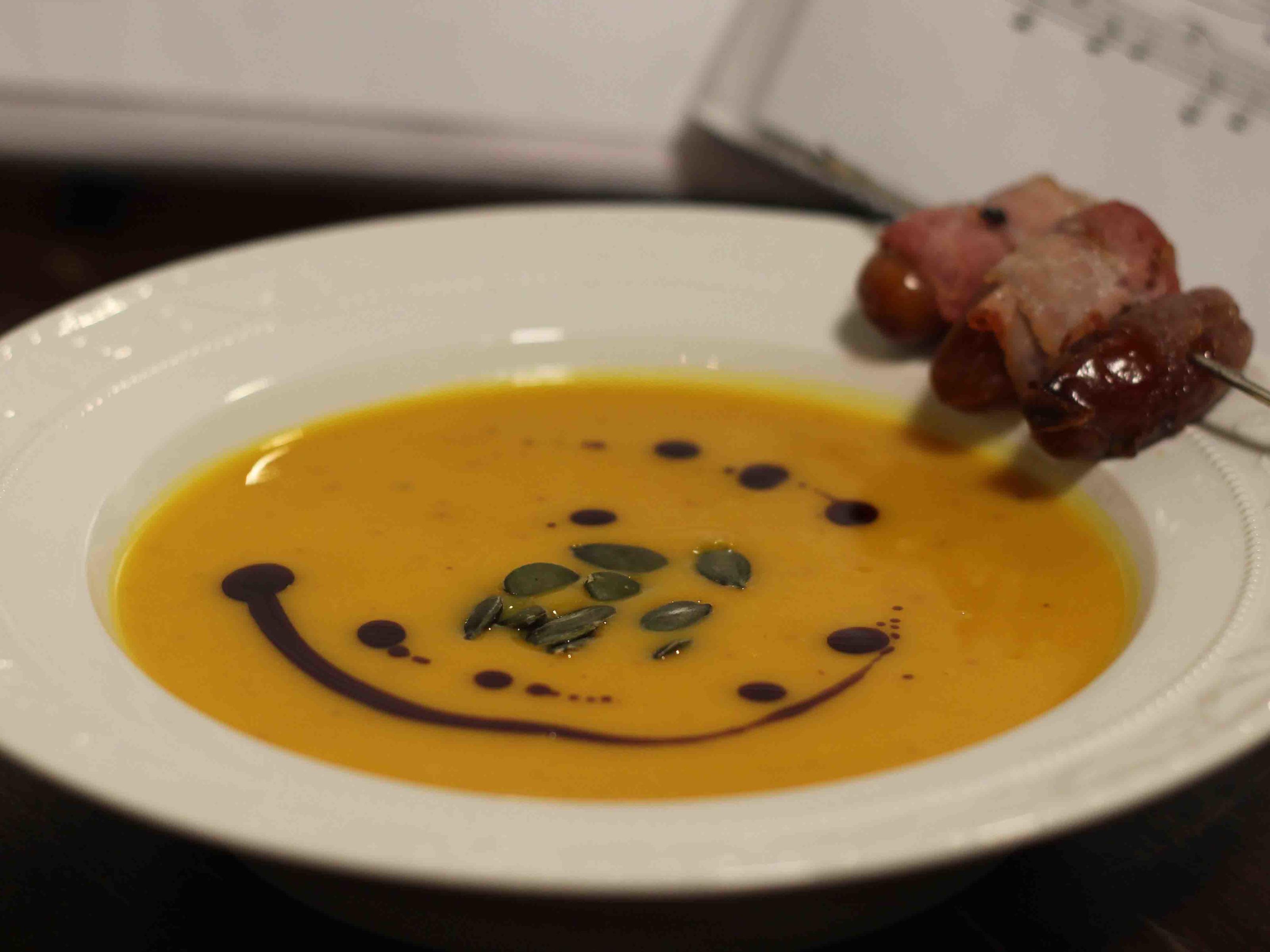 Kürbiscreme-Suppe mit Dattelspieß - Rezept By Das perfekte Dinner ...