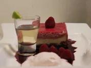 Himbeerkäsekuchentörtchen mit crunchy Sauerrahmeis auf Holunderbeerenspiegel - Rezept - Bild Nr. 2