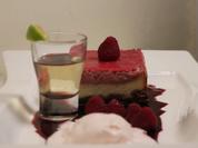 Himbeerkäsekuchentörtchen mit crunchy Sauerrahmeis auf Holunderbeerenspiegel - Rezept - Bild Nr. 2