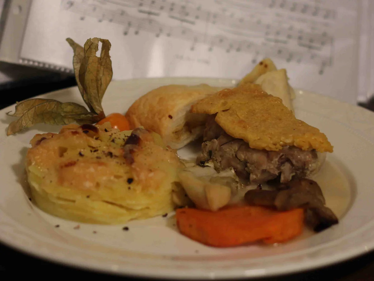 Kaninchen an Estragon-Soße mit Senf-Kruste und Kartoffel-Gratin mit Ofengemüse - Rezept - Bild Nr. 2