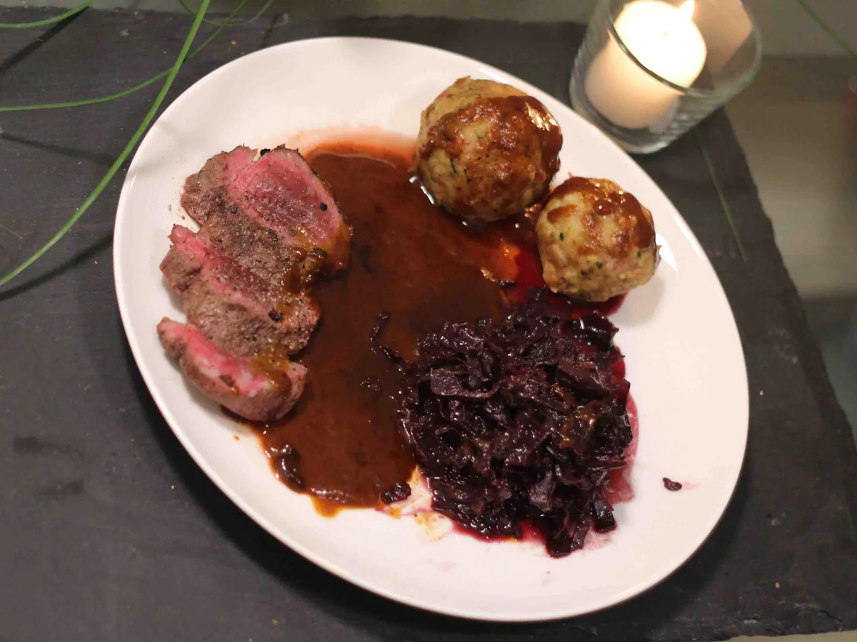 Rosa gebratener Rehrücken mit Rotkohl, Semmelknödeln und Jus - Rezept - Bild Nr. 2