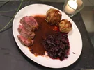Rosa gebratener Rehrücken mit Rotkohl, Semmelknödeln und Jus - Rezept - Bild Nr. 2