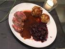 Rosa gebratener Rehrücken mit Rotkohl, Semmelknödeln und Jus - Rezept - Bild Nr. 2
