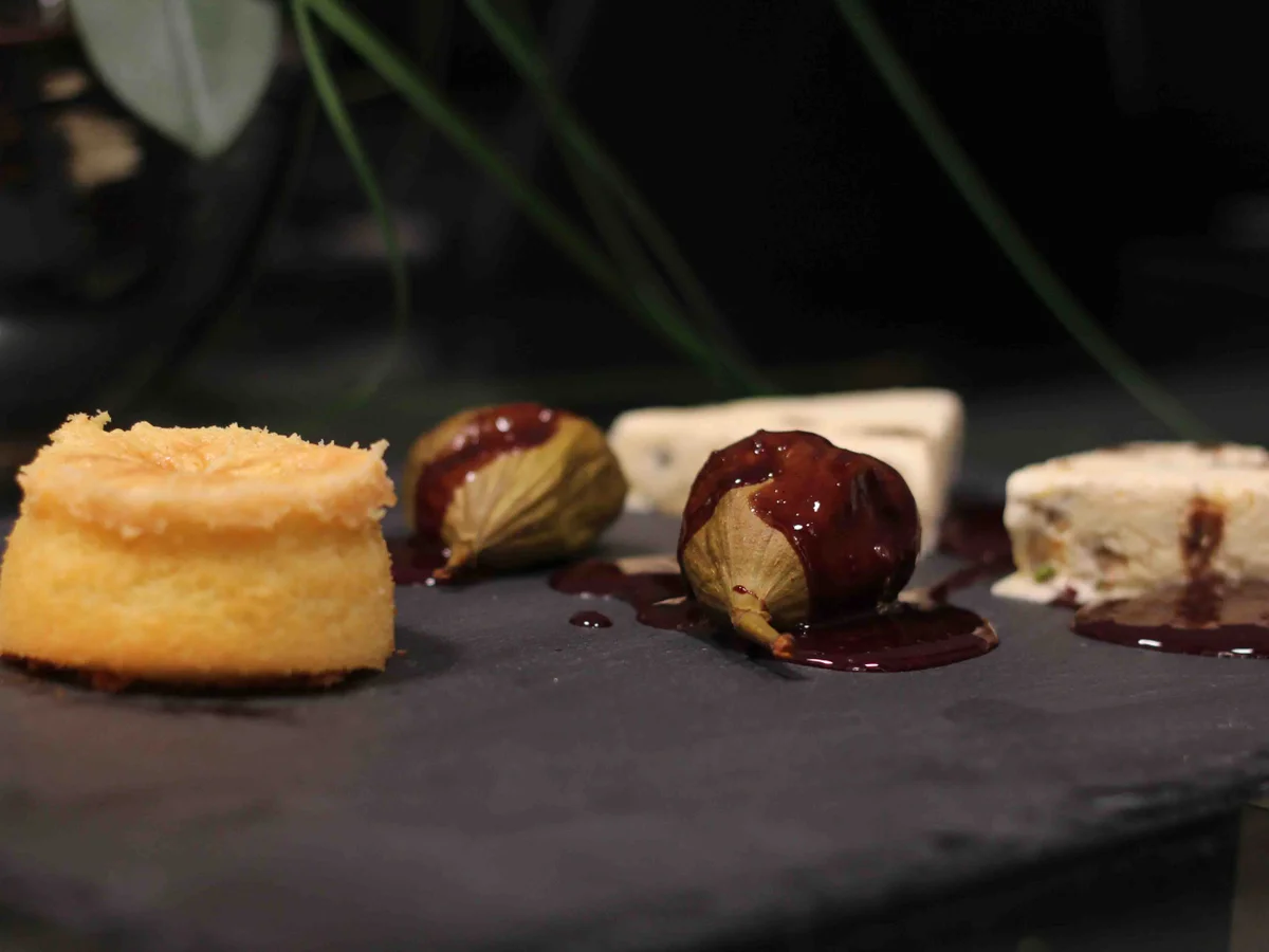 Lebkuchen-Parfait mit Feigen sowie Schokoküchlein mit flüssigem Kern an Rotweinsoße - Rezept - Bild Nr. 1826