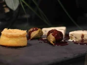 Lebkuchen-Parfait mit Feigen sowie Schokoküchlein mit flüssigem Kern an Rotweinsoße - Rezept - Bild Nr. 1826