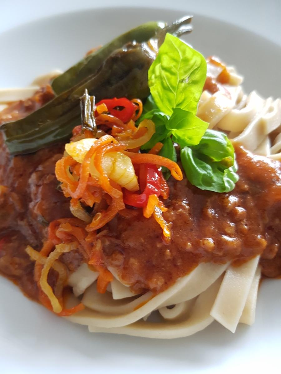 Bilder für Biggi`s Pasta = Bolognese von der Entenbrust und Leber mit Steinpilz-Tagiatelle - Rezept