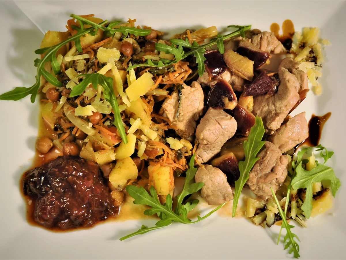 Rezept: Schweinsfiletstreifen mit Grand Marnier-Zwetschgen und Kichererbsen Bild Nr. 2 Schweinsfiletstreifen mit Grand Marnier-Zwetschgen und Kichererbsen - Rezept - Bild Nr. 2