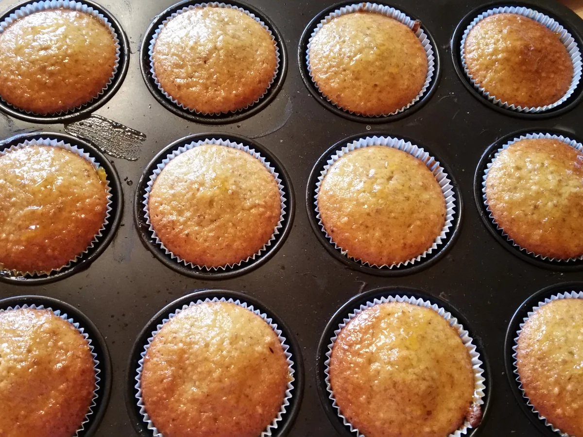 Nuss-Muffins mit Aprikosenmarmelade bestrichen - Rezept - Bild Nr. 1851