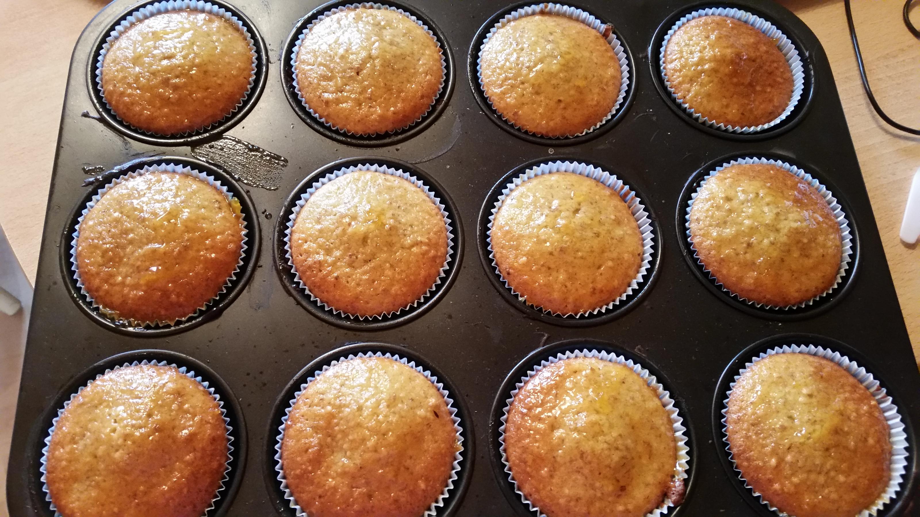 Bilder für Nuss-Muffins mit Aprikosenmarmelade bestrichen - Rezept