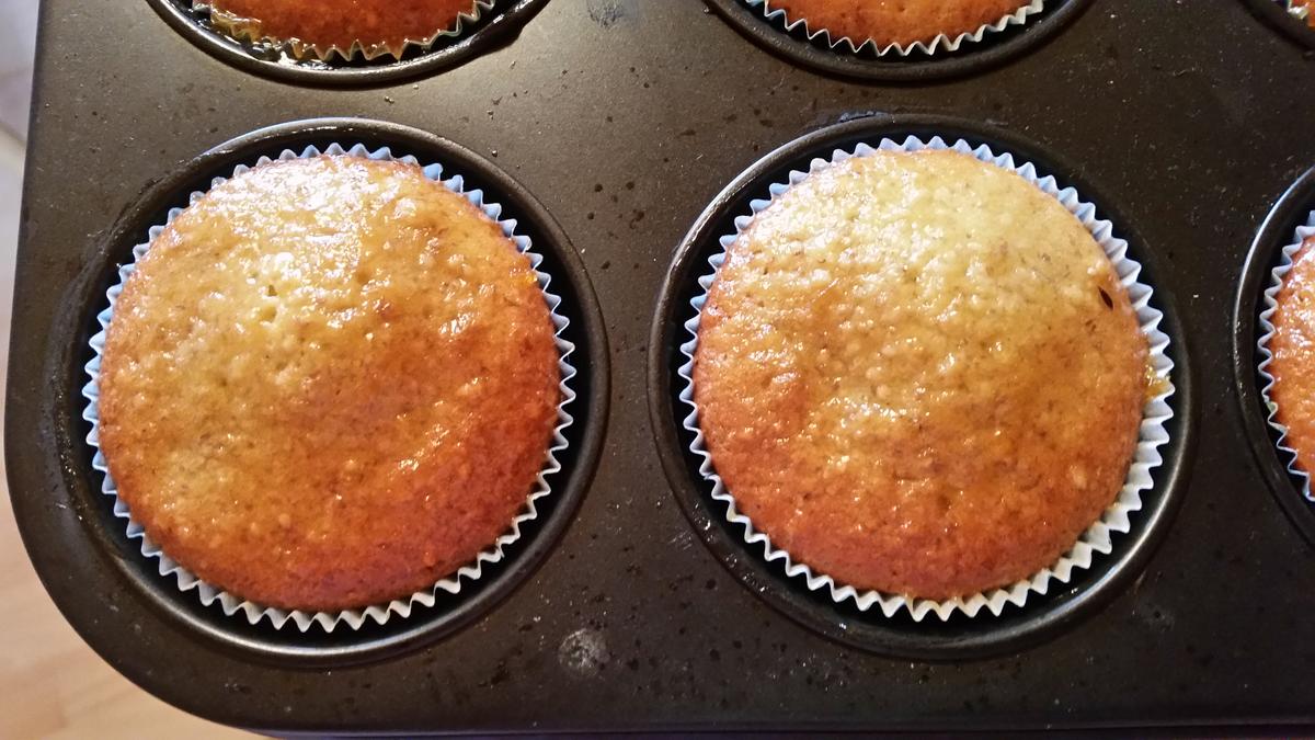 Nuss-Muffins mit Aprikosenmarmelade bestrichen - Rezept - Bild Nr. 1852