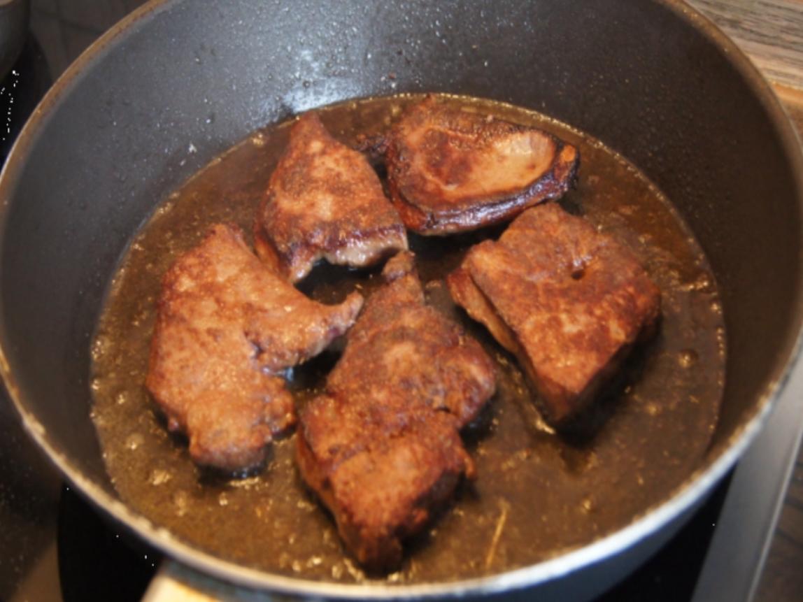 Kalbsleber mit Zwiebel- und Apfelringen und Kartoffelstampf - Rezept ...