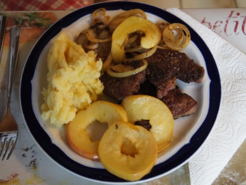 Kalbsleber mit Zwiebel- und Apfelringen und Kartoffelstampf - Rezept - Bild Nr. 1882