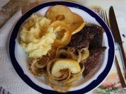 Kalbsleber mit Zwiebel- und Apfelringen und Kartoffelstampf - Rezept - Bild Nr. 1884