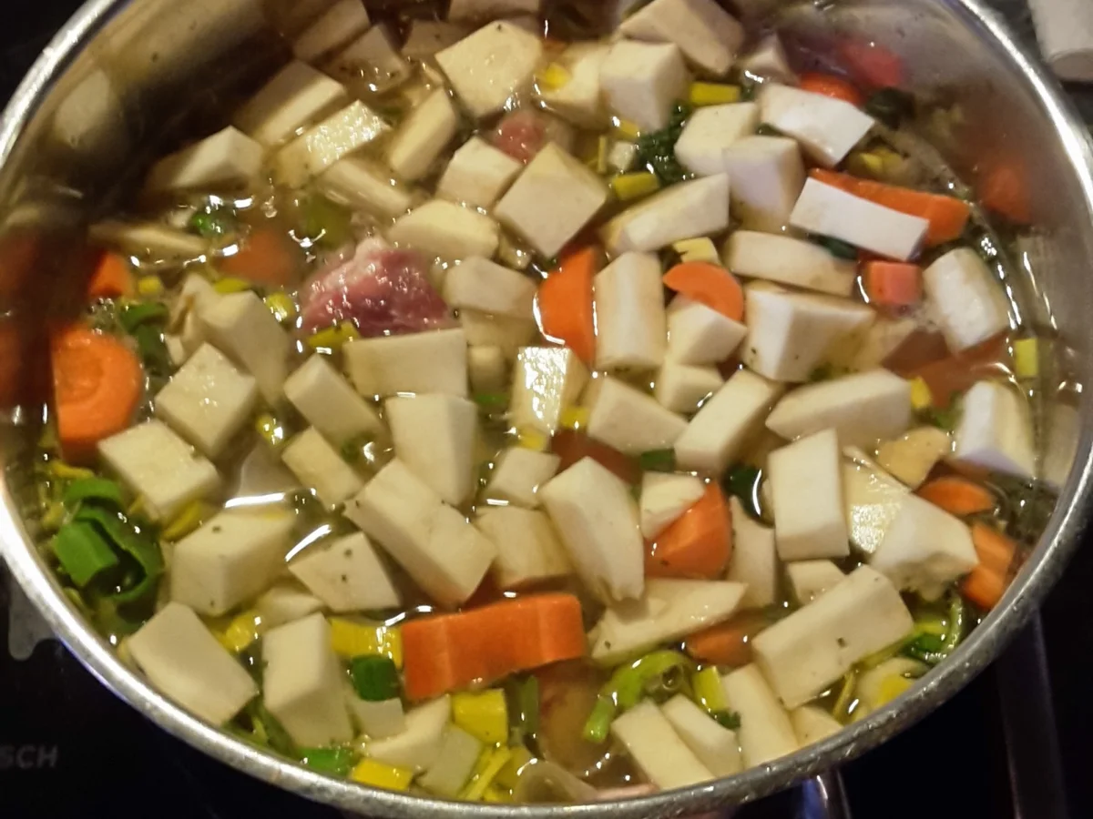 Klare Rindfleischbrühe mit Butterklößchen - Rezept - Bild Nr. 1872