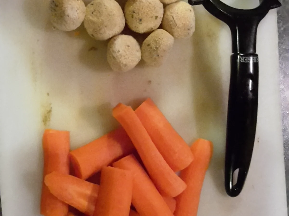 Klare Rindfleischbrühe mit Butterklößchen - Rezept - Bild Nr. 1874