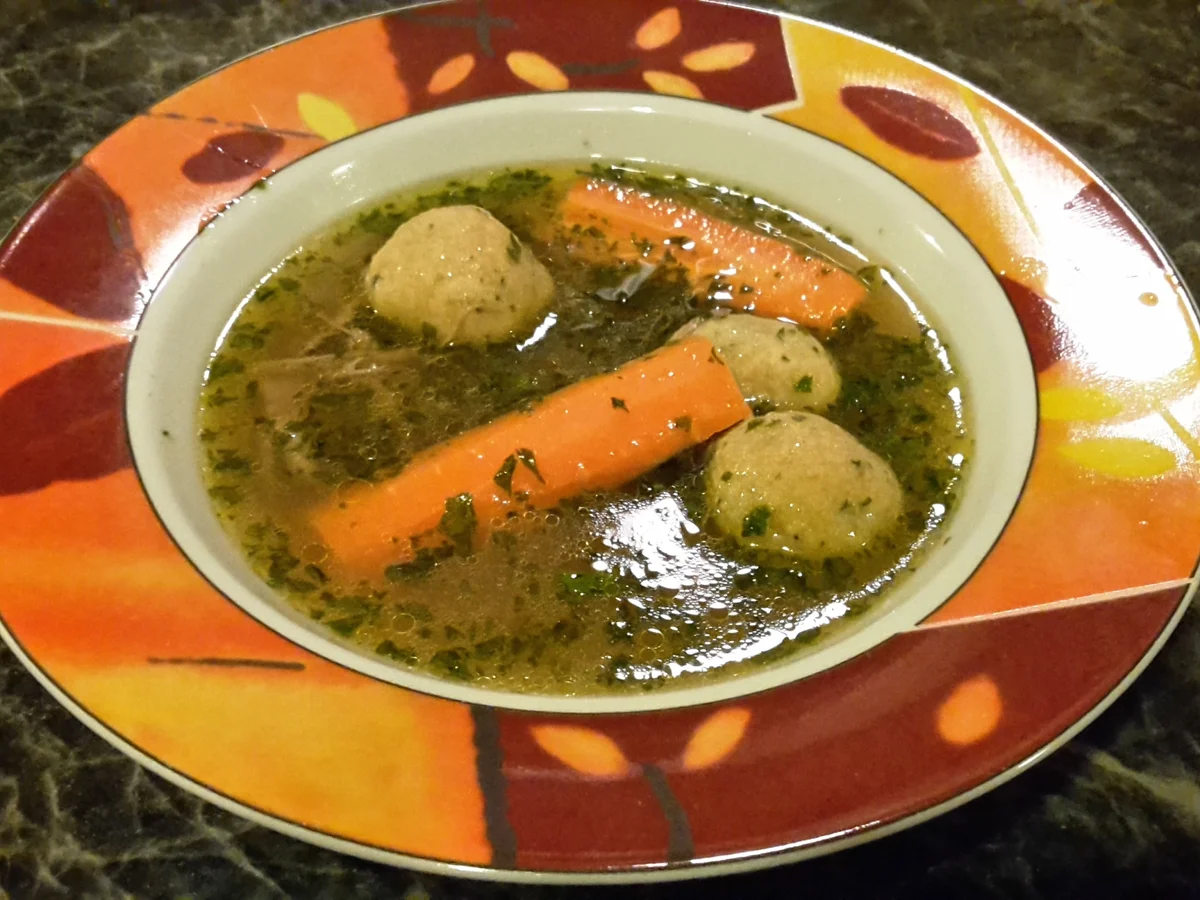 Klare Rindfleischbrühe mit Butterklößchen - Rezept - Bild Nr. 1877