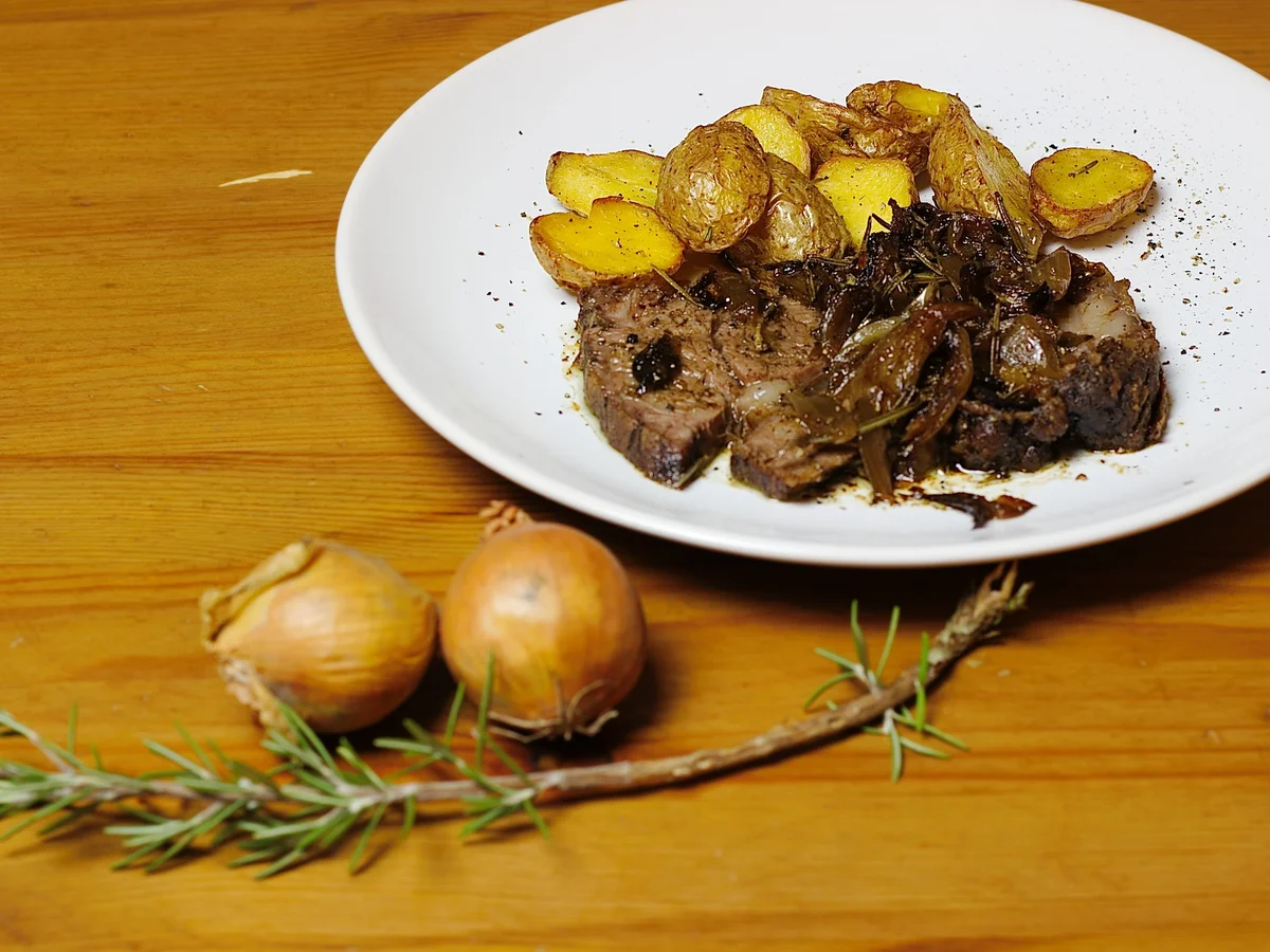 Rezept: Zarter Rinderbraten aus dem Ofen, auf Pfeffer-Schmorzwiebeln Bild Nr. 1876 Zarter Rinderbraten aus dem Ofen, auf Pfeffer-Schmorzwiebeln - Rezept - Bild Nr. 1876