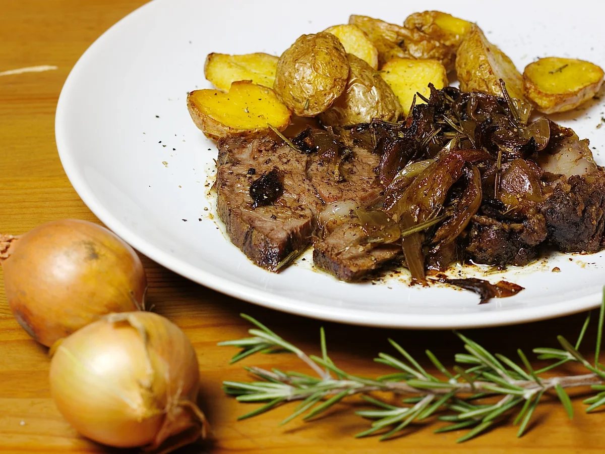 Rezept: Zarter Rinderbraten aus dem Ofen, auf Pfeffer-Schmorzwiebeln Bild Nr. 1877 Zarter Rinderbraten aus dem Ofen, auf Pfeffer-Schmorzwiebeln - Rezept - Bild Nr. 1877