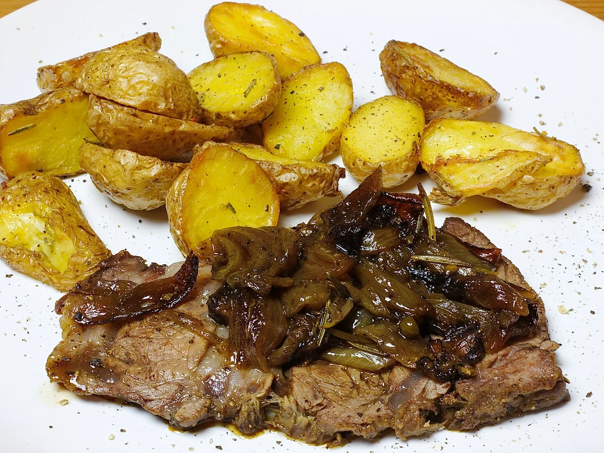 Rezept: Zarter Rinderbraten aus dem Ofen, auf Pfeffer-Schmorzwiebeln Bild Nr. 1878 Zarter Rinderbraten aus dem Ofen, auf Pfeffer-Schmorzwiebeln - Rezept - Bild Nr. 1878