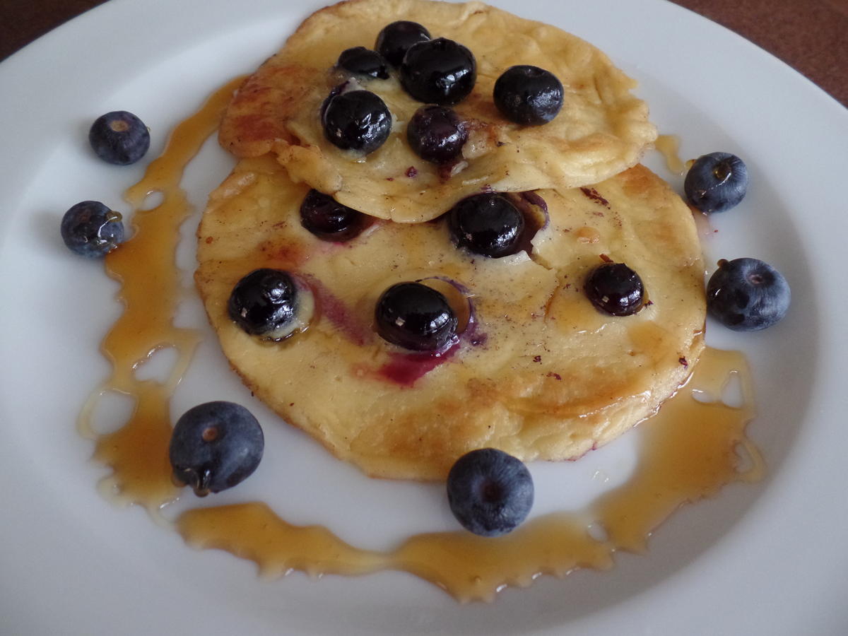 Hefeklöße mit Heidelbeeren Rezepte - kochbar.de