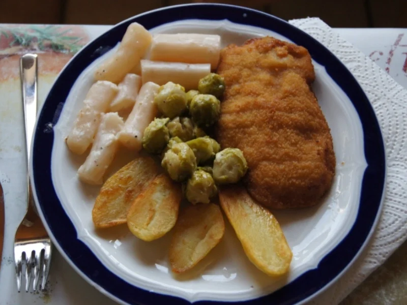Wiener Schnitzel vom Schwein mit Rosenkohl, Schwarzwurzeln und Bratkartoffeln - Rezept - Bild Nr. 1900