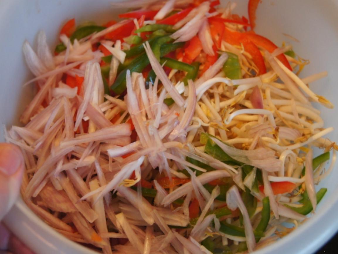 Sprossensalat mit Paprika und Schalotten - Rezept - kochbar.de
