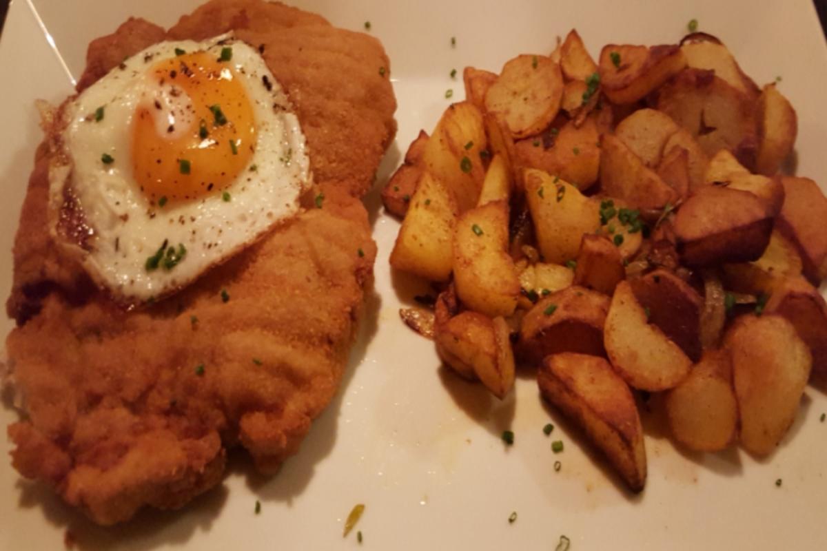 Riesenschnitzel mit Spiegelei und krossen Bratkartoffeln - Rezept - Bild Nr. 2