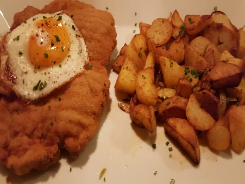 Rezept: Riesenschnitzel mit Spiegelei und krossen Bratkartoffeln Bild Nr. 2 Riesenschnitzel mit Spiegelei und krossen Bratkartoffeln - Rezept - Bild Nr. 2