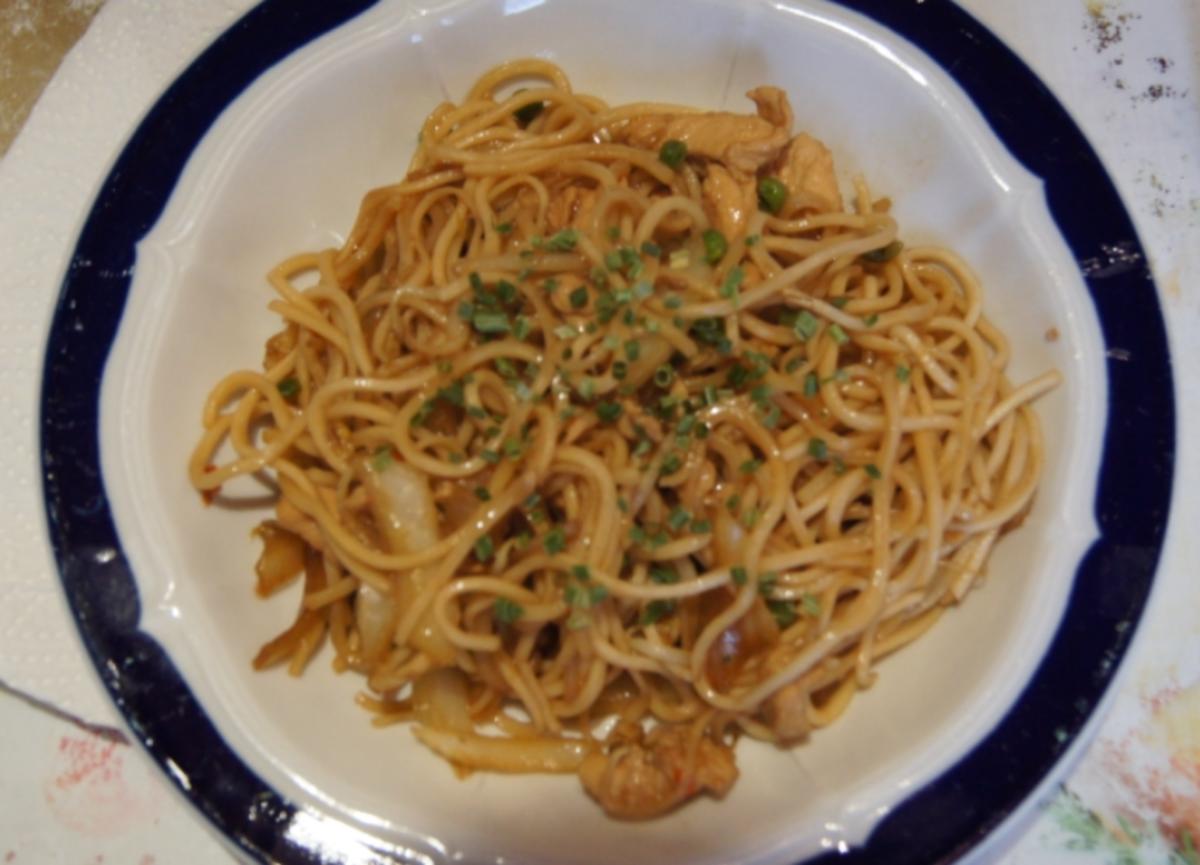 Gebratene asiatische Nudeln - Rezept mit Bild - kochbar.de