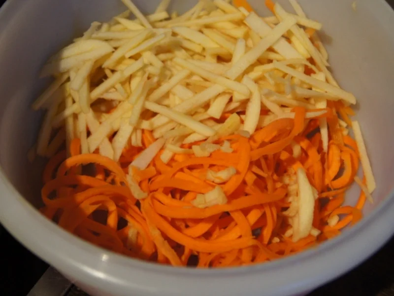 Rezept: Salat mit Rote Bete, Apfel und Möhren Bild Nr. 4 Salat mit Rote Bete, Apfel und Möhren - Rezept - Bild Nr. 4