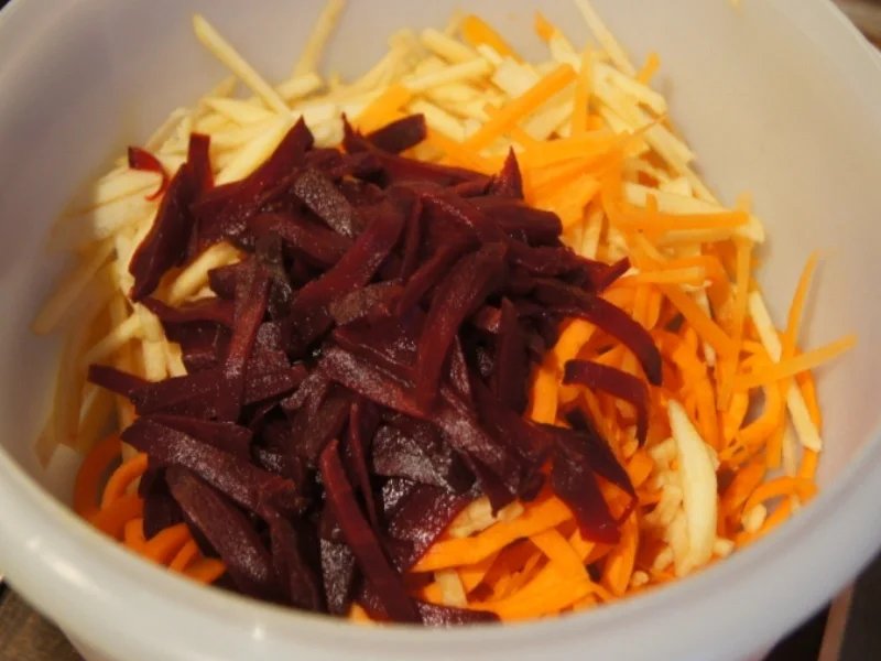 Rezept: Salat mit Rote Bete, Apfel und Möhren Bild Nr. 5 Salat mit Rote Bete, Apfel und Möhren - Rezept - Bild Nr. 5