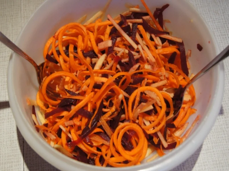 Rezept: Salat mit Rote Bete, Apfel und Möhren Bild Nr. 7 Salat mit Rote Bete, Apfel und Möhren - Rezept - Bild Nr. 7