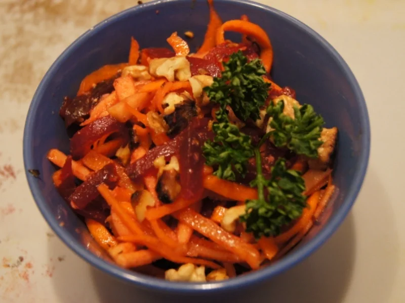 Rezept: Salat mit Rote Bete, Apfel und Möhren Bild Nr. 2 Salat mit Rote Bete, Apfel und Möhren - Rezept - Bild Nr. 2