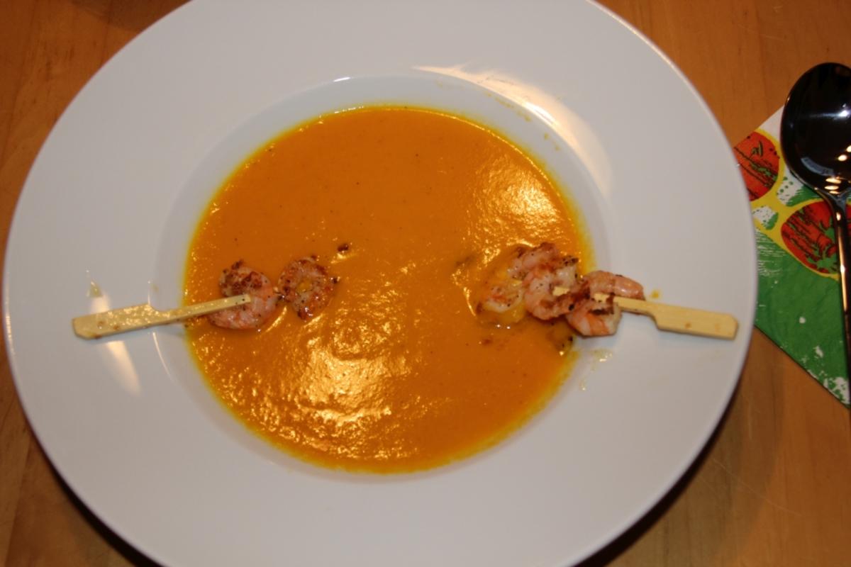 Karotten-Ingwer-Kokos-Suppe mit Scampispießen - Rezept - kochbar.de